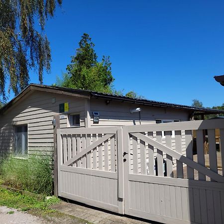 Rustig Gelegen Chalet Solvo Met Terras Aan Het Water Geel Bagian luar foto