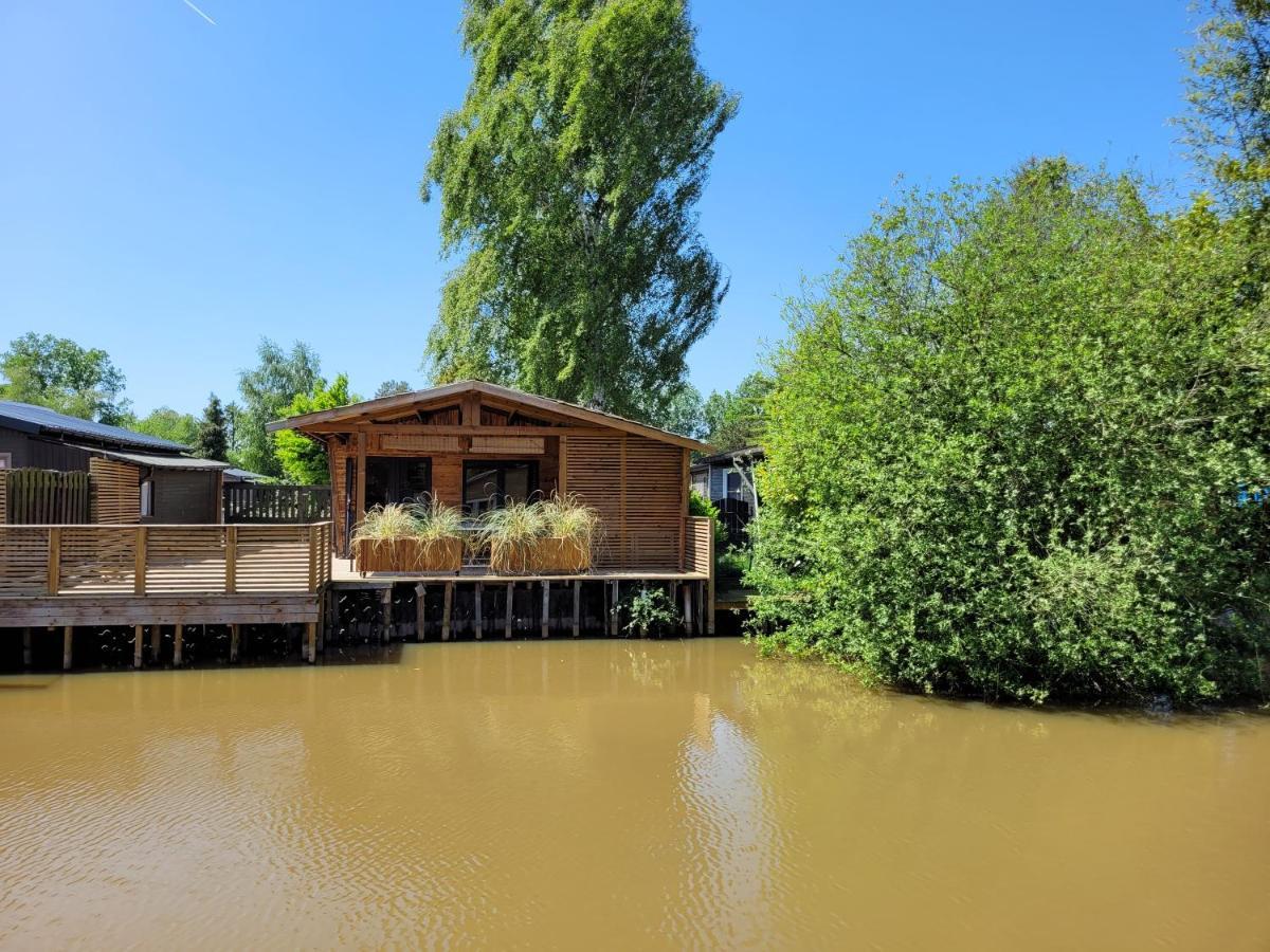 Rustig Gelegen Chalet Solvo Met Terras Aan Het Water Geel Bagian luar foto