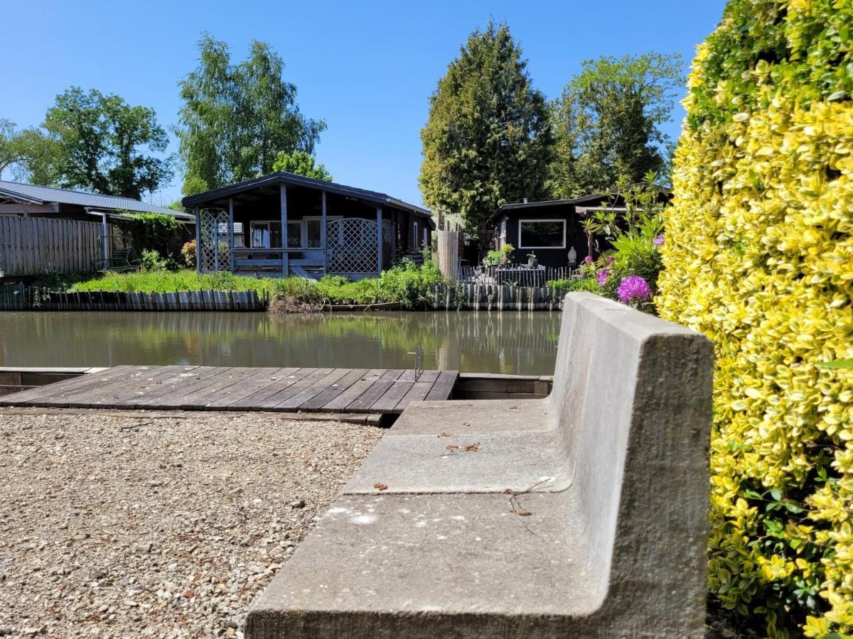 Rustig Gelegen Chalet Solvo Met Terras Aan Het Water Geel Bagian luar foto