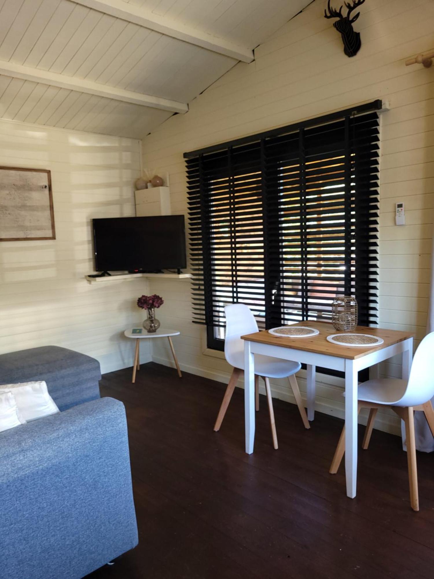 Rustig Gelegen Chalet Solvo Met Terras Aan Het Water Geel Bagian luar foto
