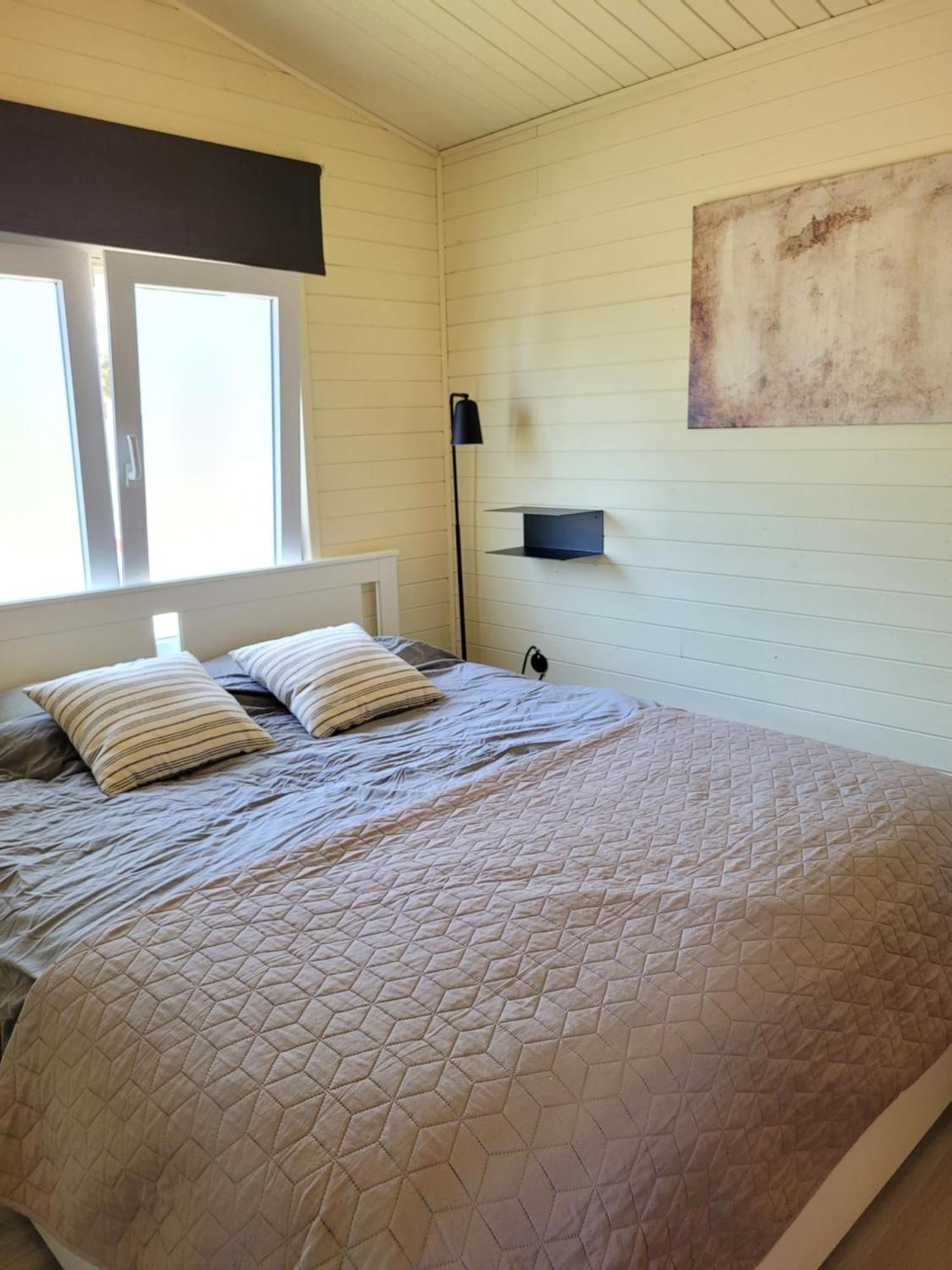 Rustig Gelegen Chalet Solvo Met Terras Aan Het Water Geel Bagian luar foto